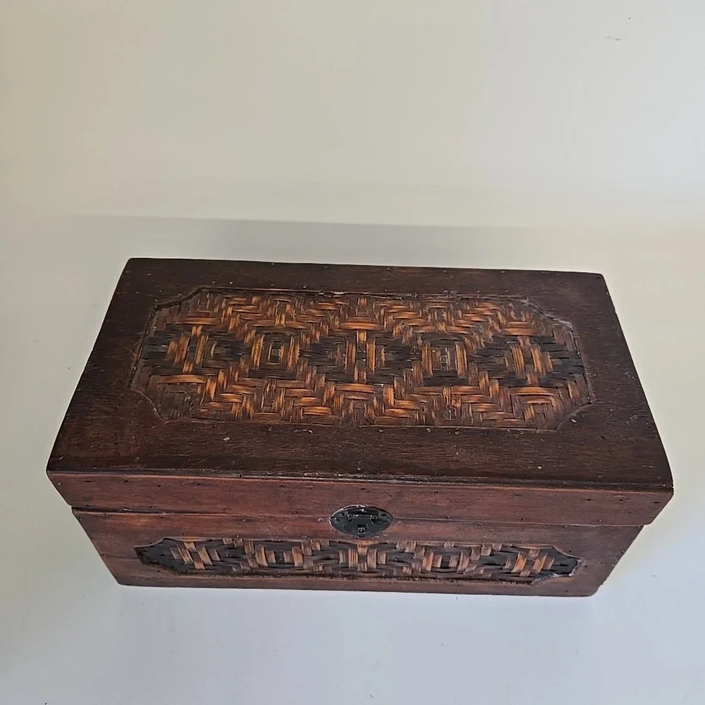 Antique Keepsake or Jewelry Box Hand‎ Made With Woven Inlay Wooden Box